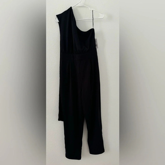 Alexia Admor Cape Jumpsuit Black One Shoulder Pleated Pant Evening NWT Size 8 - Picture 1 of 12